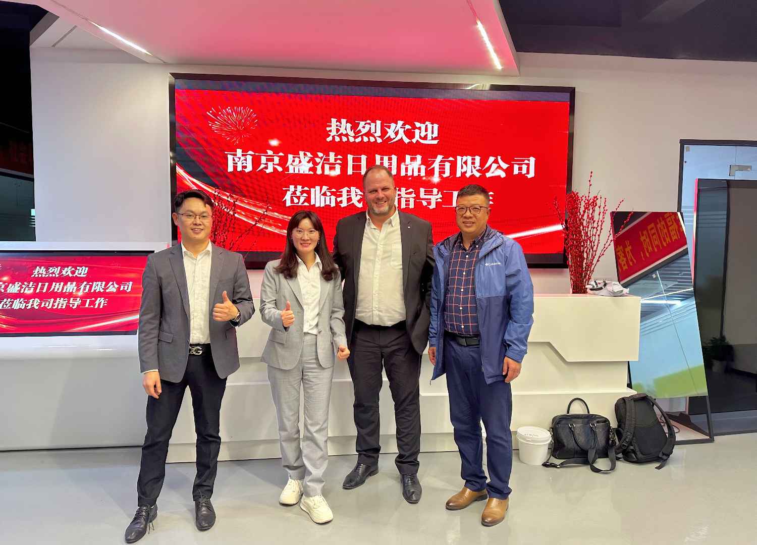 國際合作伙伴深度考察，共謀發(fā)展 —— 外國客戶訪問久信達科技生產車間(圖1)
